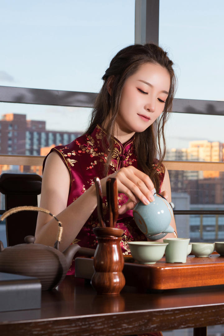倒茶的高清古典旗袍美女写真图片