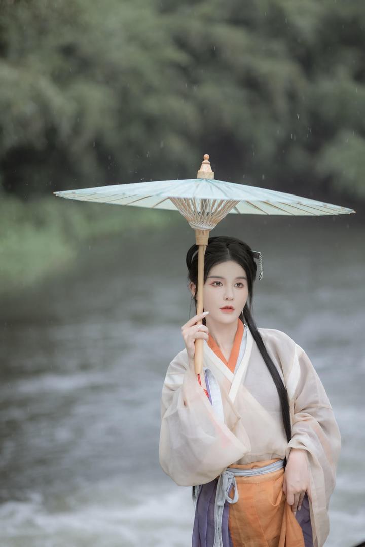 撑着伞的唯美古装美女写真图片