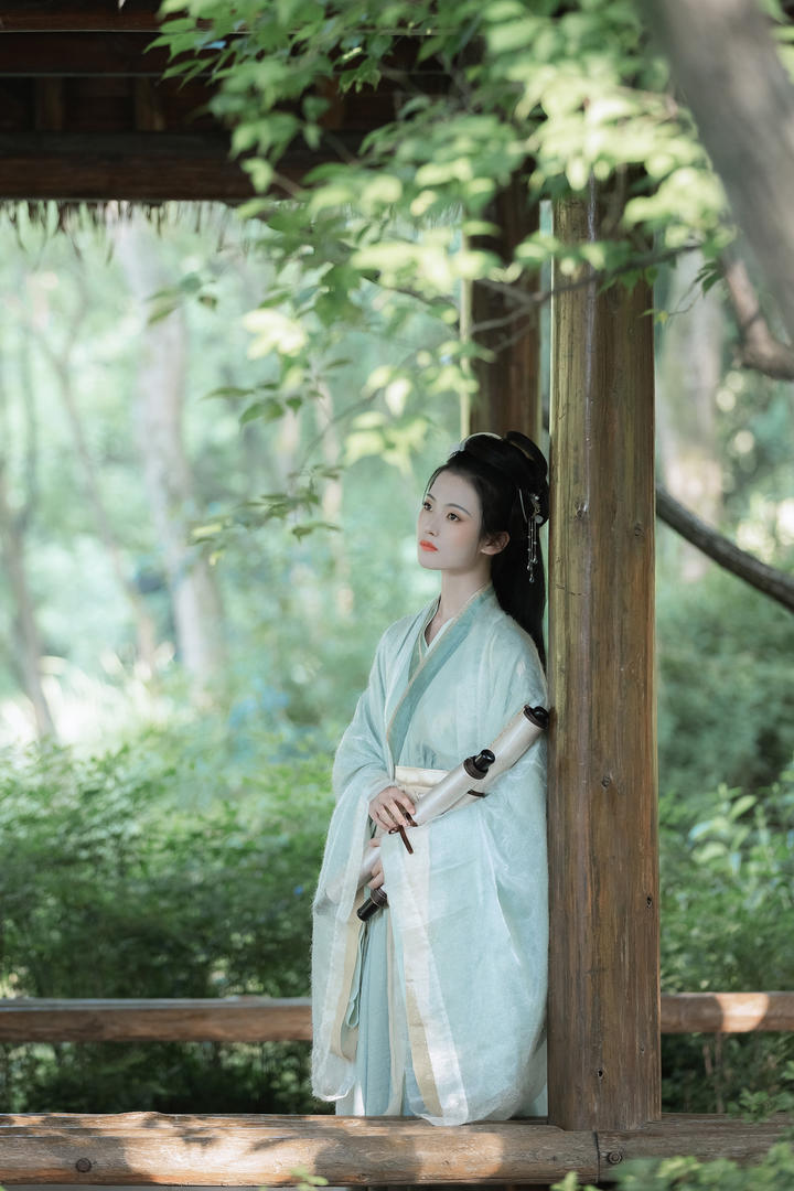 忧郁古风汉服女神唯美女生艺术摄影图片