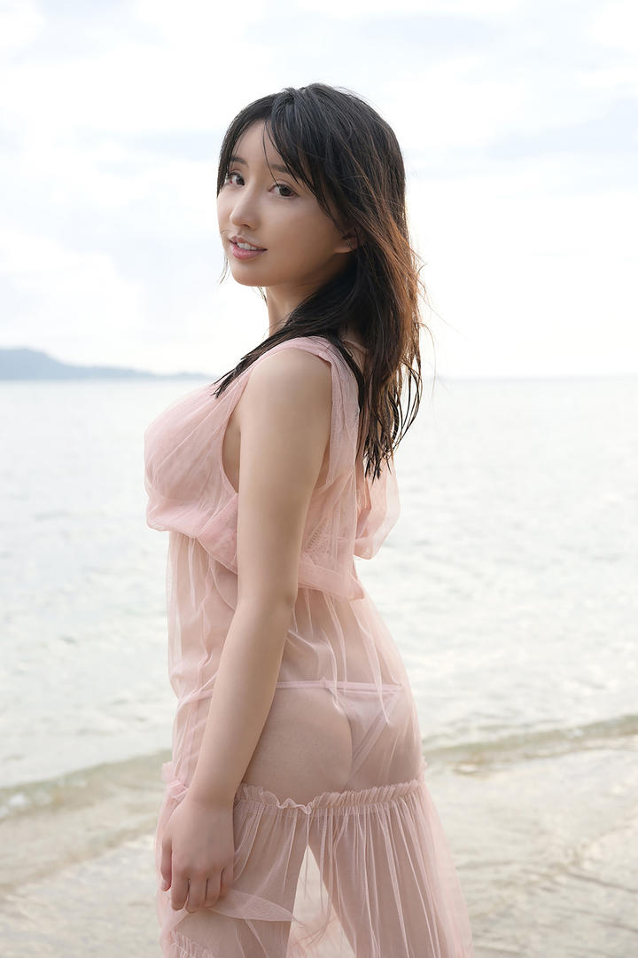 穿透明纱裙的日本美女空姐海边大胆比基尼写真图片