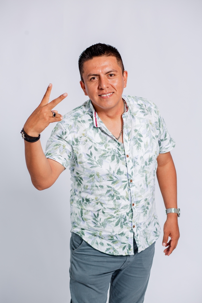 手比剪刀手的欧美帅哥图片