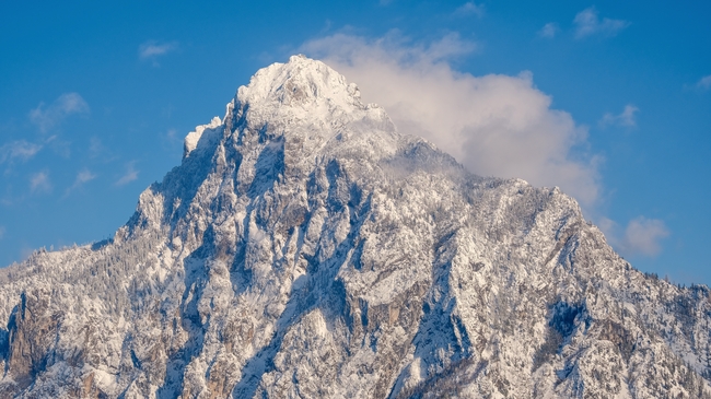 冬季巍峨雪山之巅摄影图片