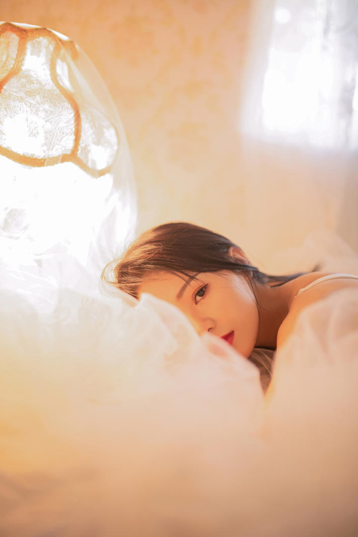 趴在床上的清纯美女慕可写真图片
