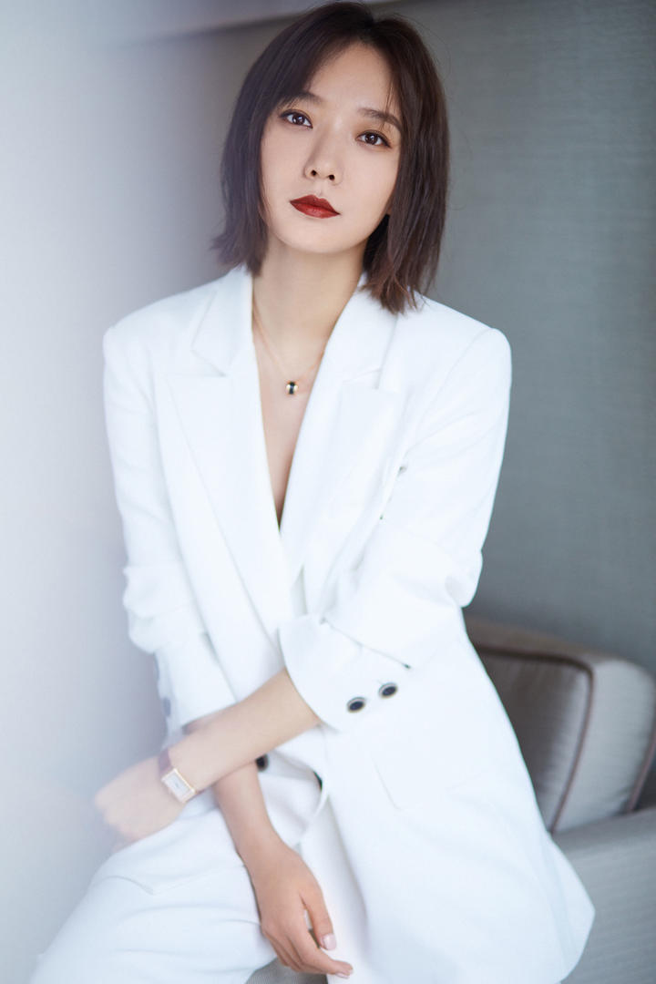 穿白色西装的气质女明星王珞丹高清壁纸图片大全
