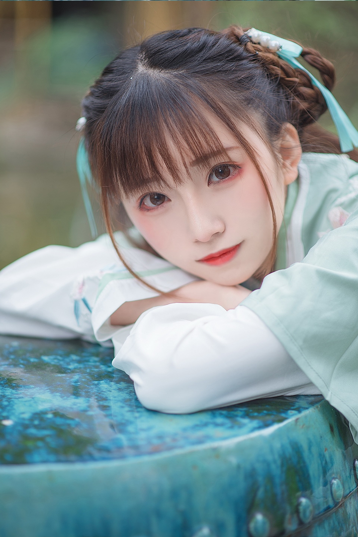 趴在桌子上发呆的高清古风头像女生图片