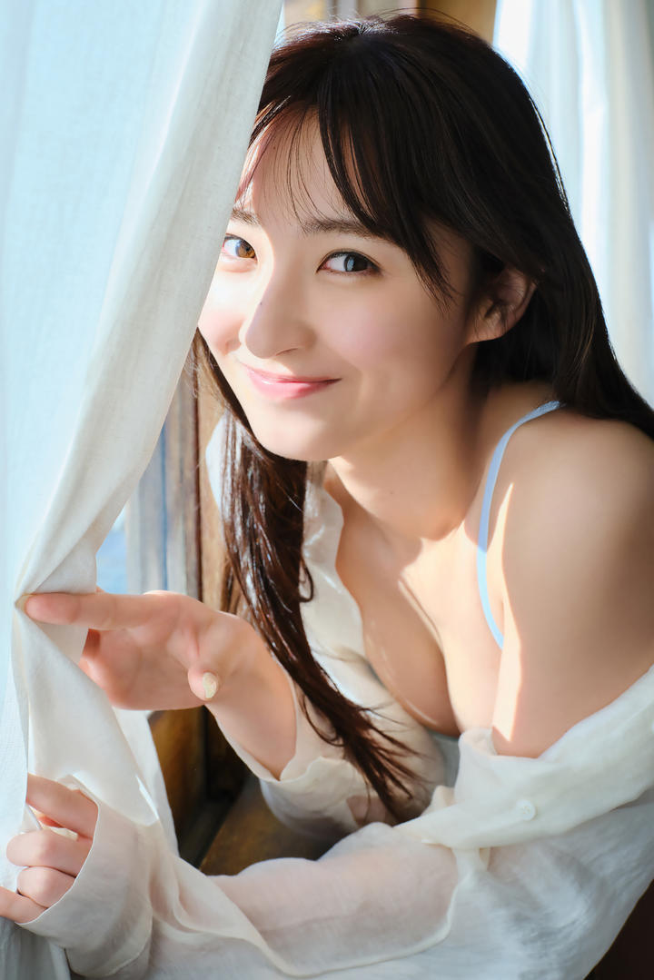 躲在窗帘后面的日本漂亮女神高清手机壁纸图片