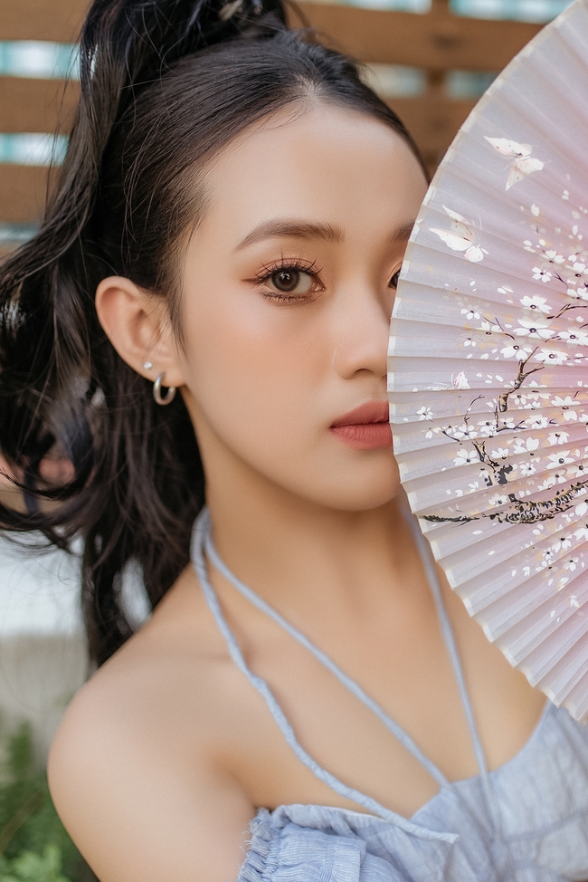 手持折扇亚洲高马尾性感美女图片