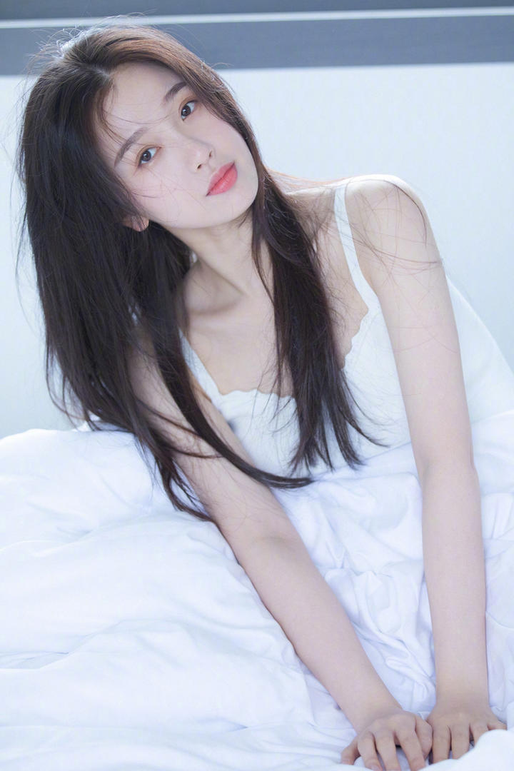 坐在被子里的高清美女明星虞书欣生活照写真图片