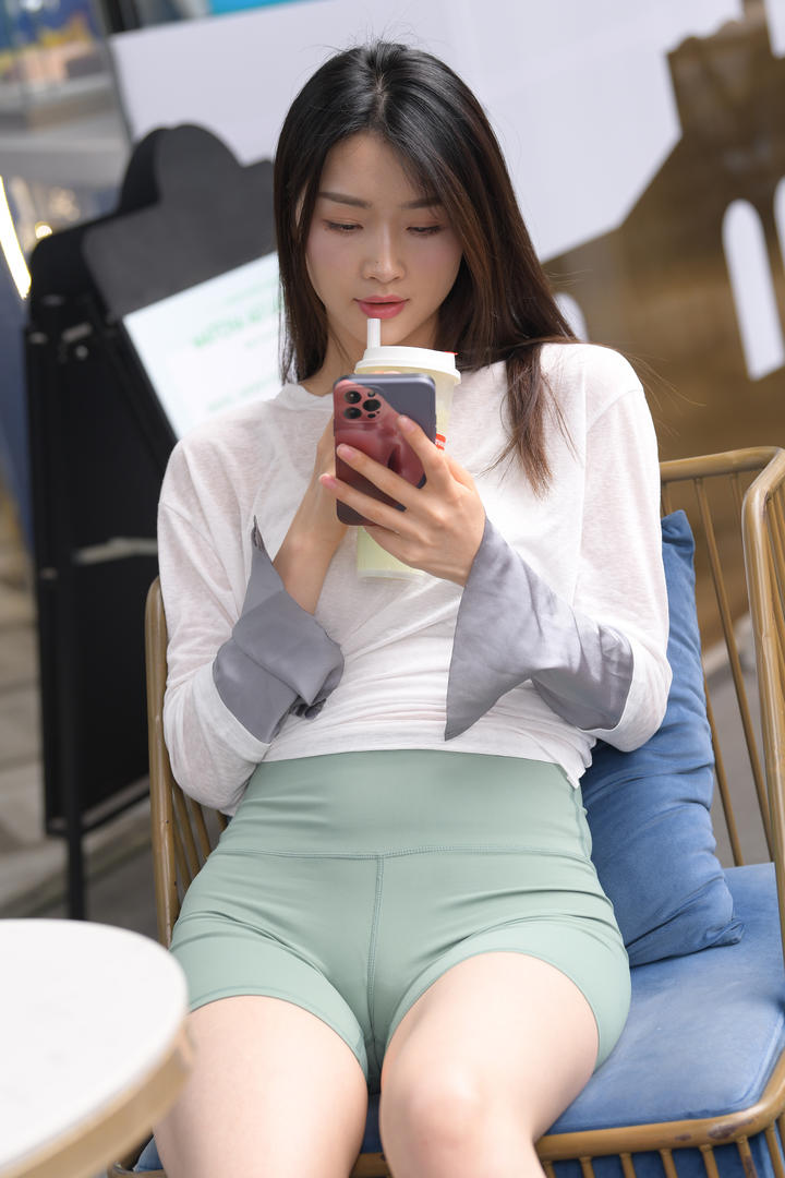 国产美女婷婷性感紧身裤街拍图片