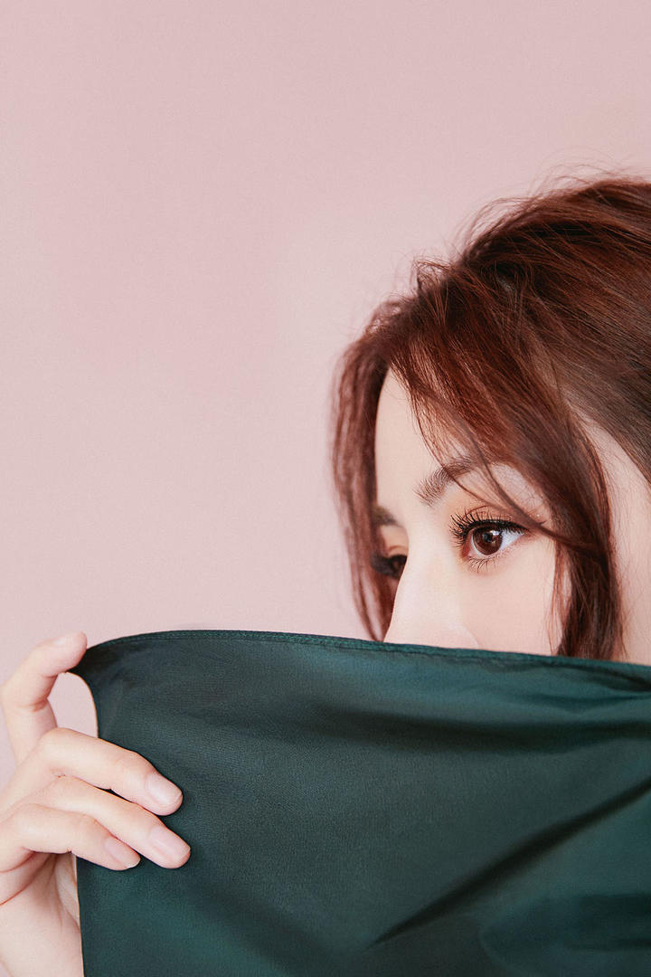 遮住脸的性感女星迪丽热巴写真