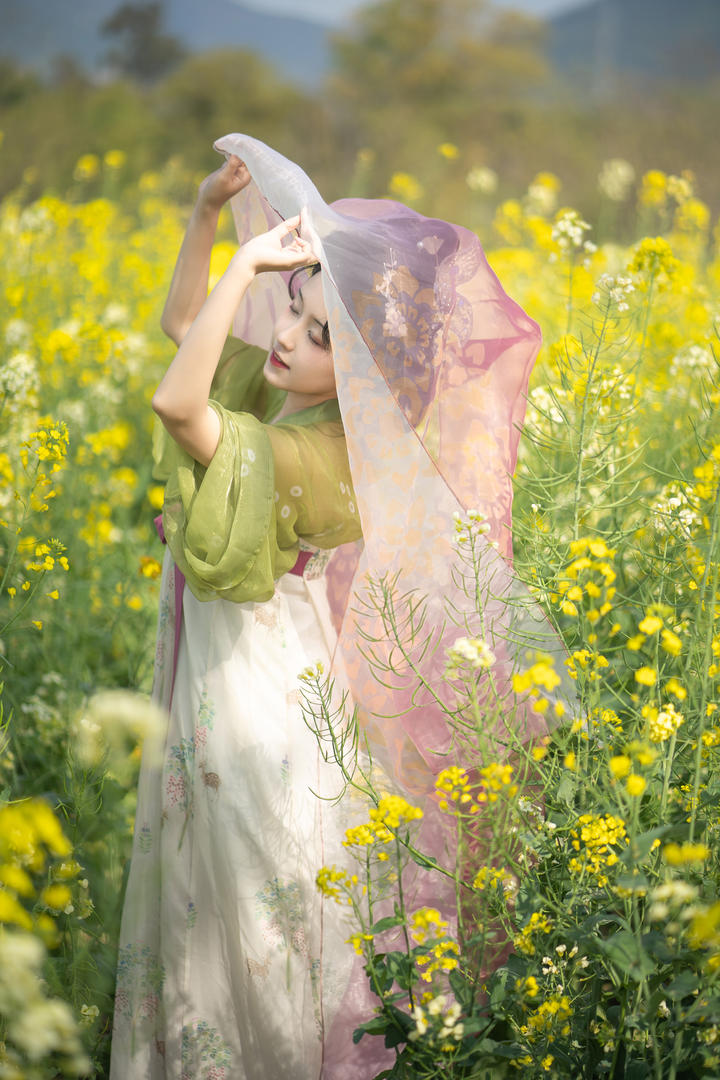 披着头巾的古装汉服美女高清个人艺术写真图片