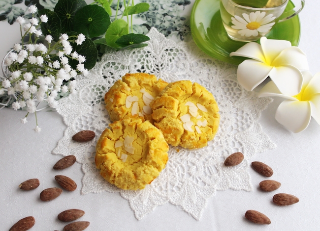 鲜花杏仁核桃饼干摄影图片