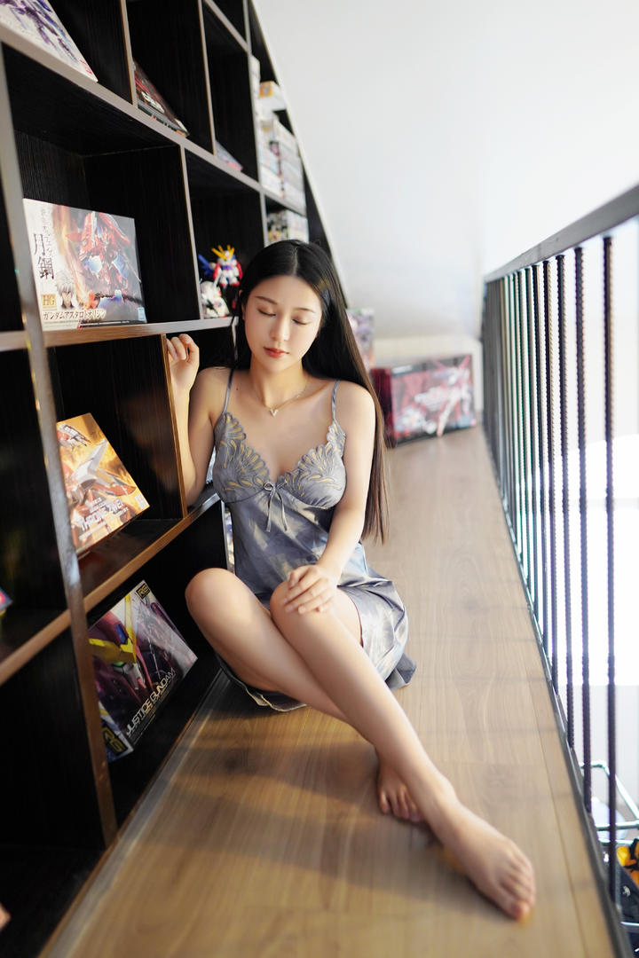 坐在展架边的高清性感美腿美女图片