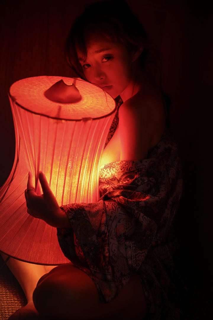 抱着台灯的性感美女写真