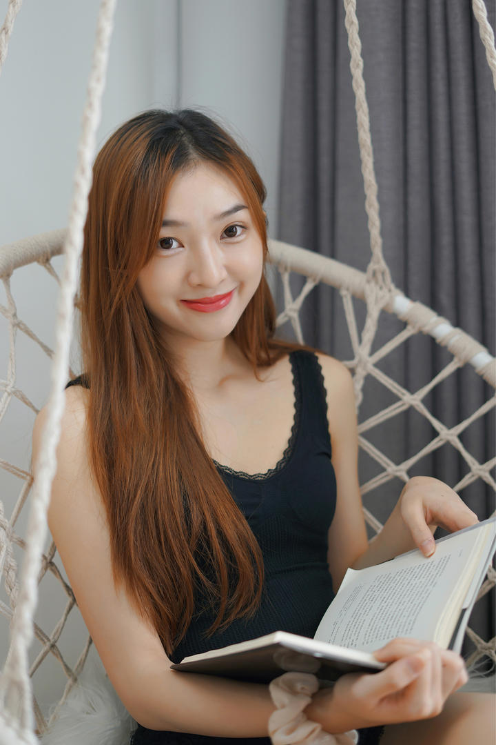 吊椅上看书的清纯美女壁纸图片