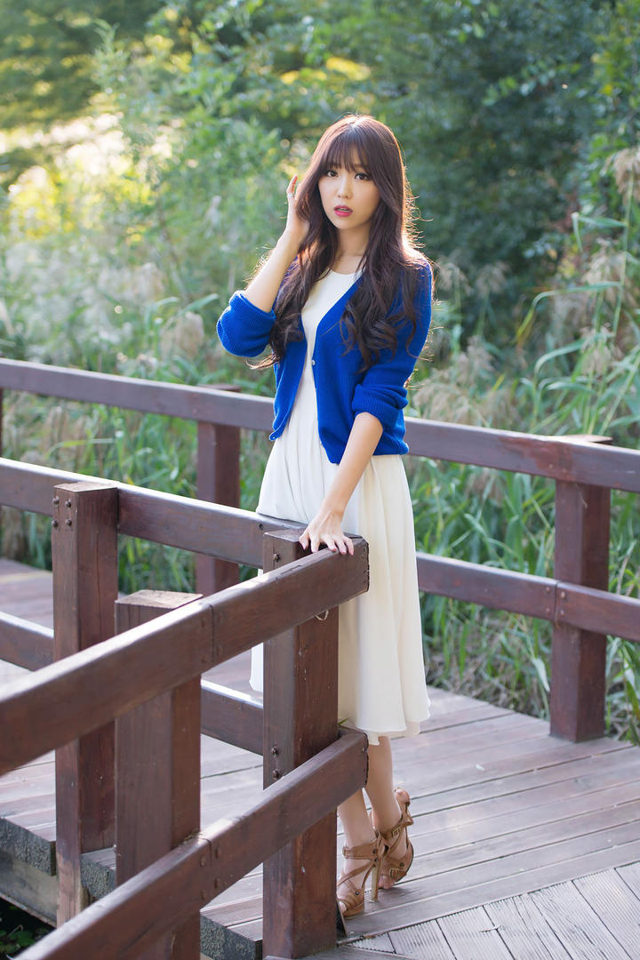 走廊上的韩国气质美女明星李恩慧写真