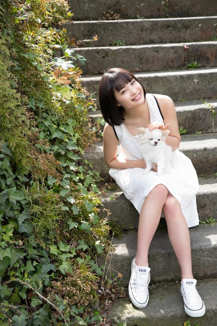 抱着小狗的日本甜美短发女生户外摄影图片