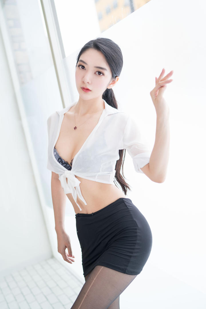 穿着黑色超短裙的性感丝袜美女图片