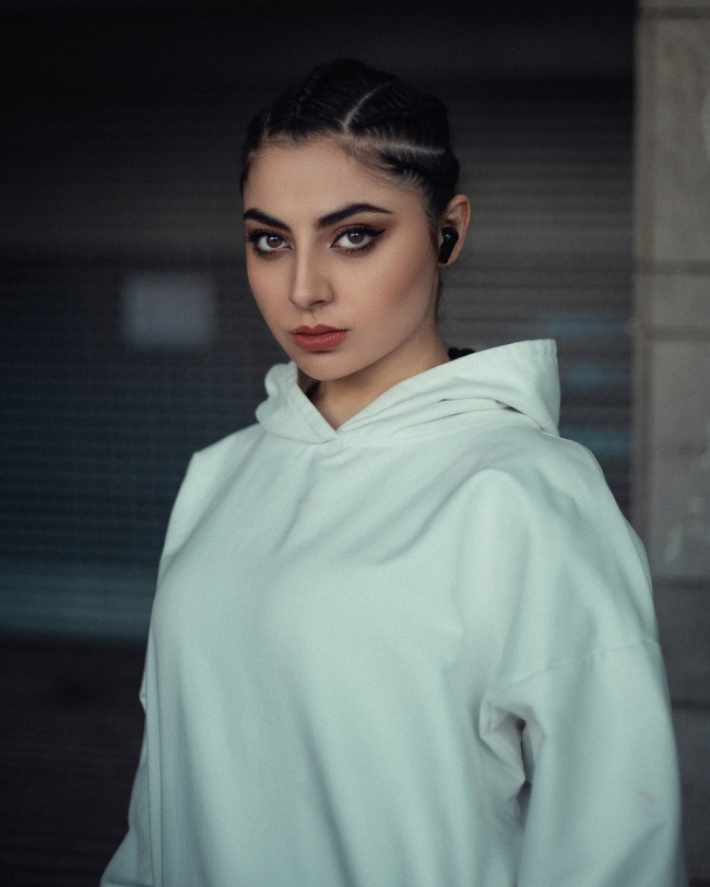 欧美白色卫衣美女图片