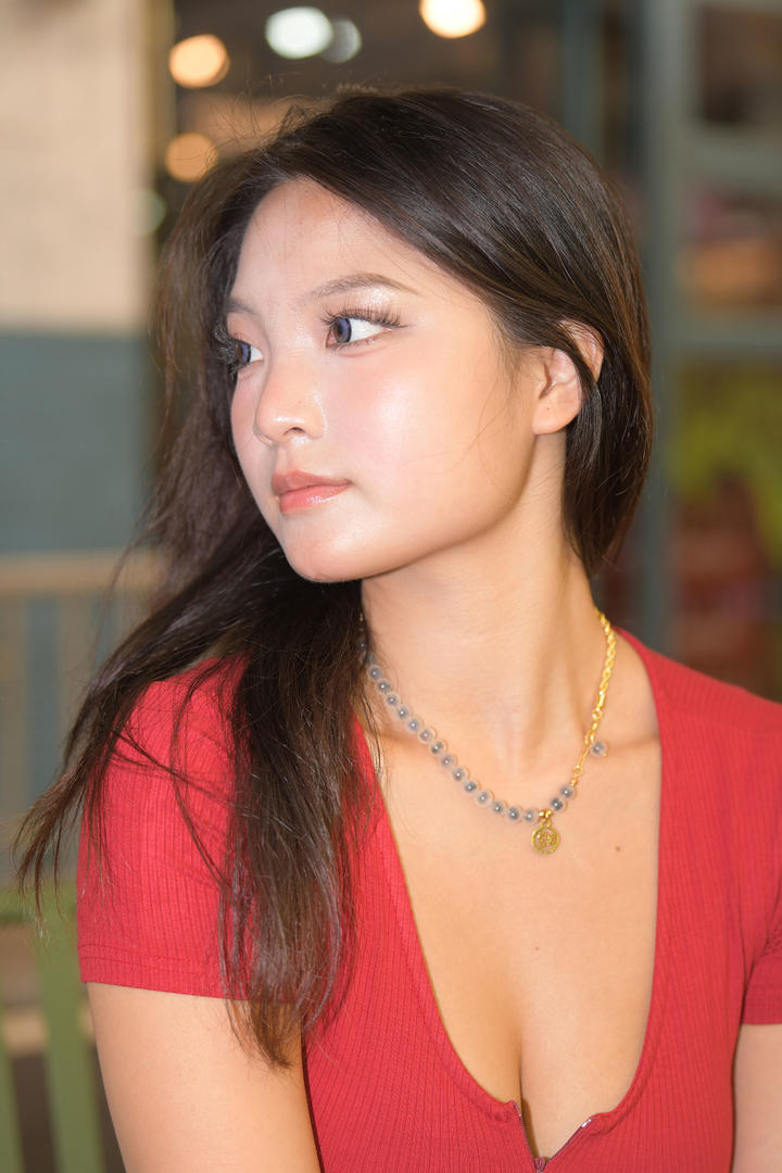 中国红色紧身衣美女摄影图片