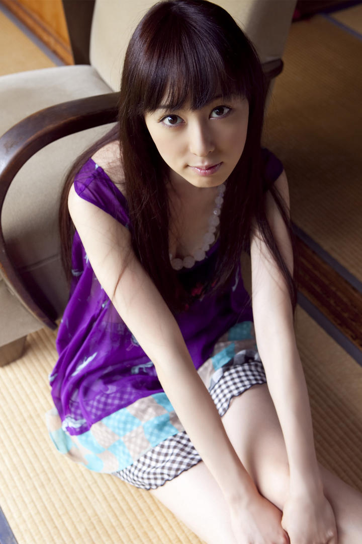 坐在席子上的极品高清日本美女图片