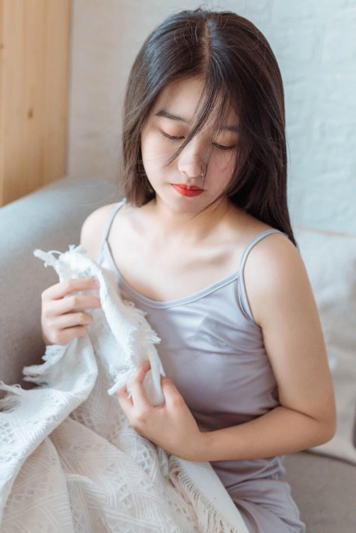 国内清纯白皙美女写真图片