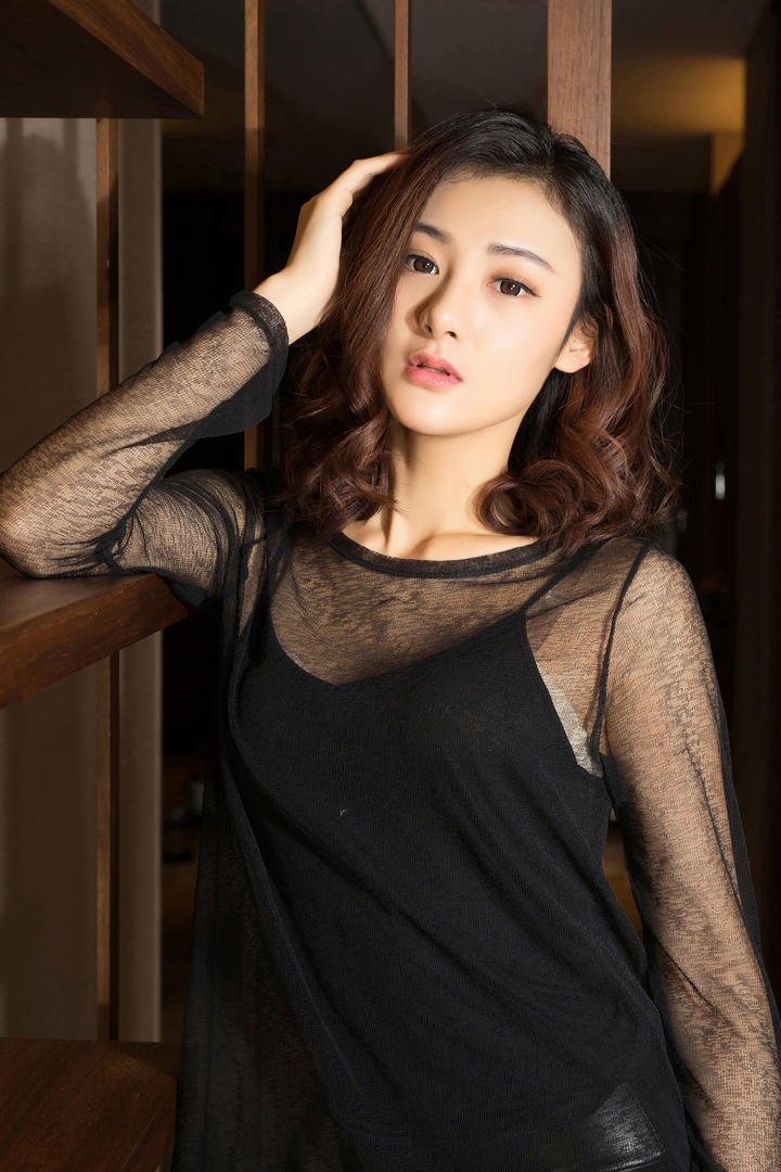 小波浪发型的成熟性感美妇冉宝写真图片