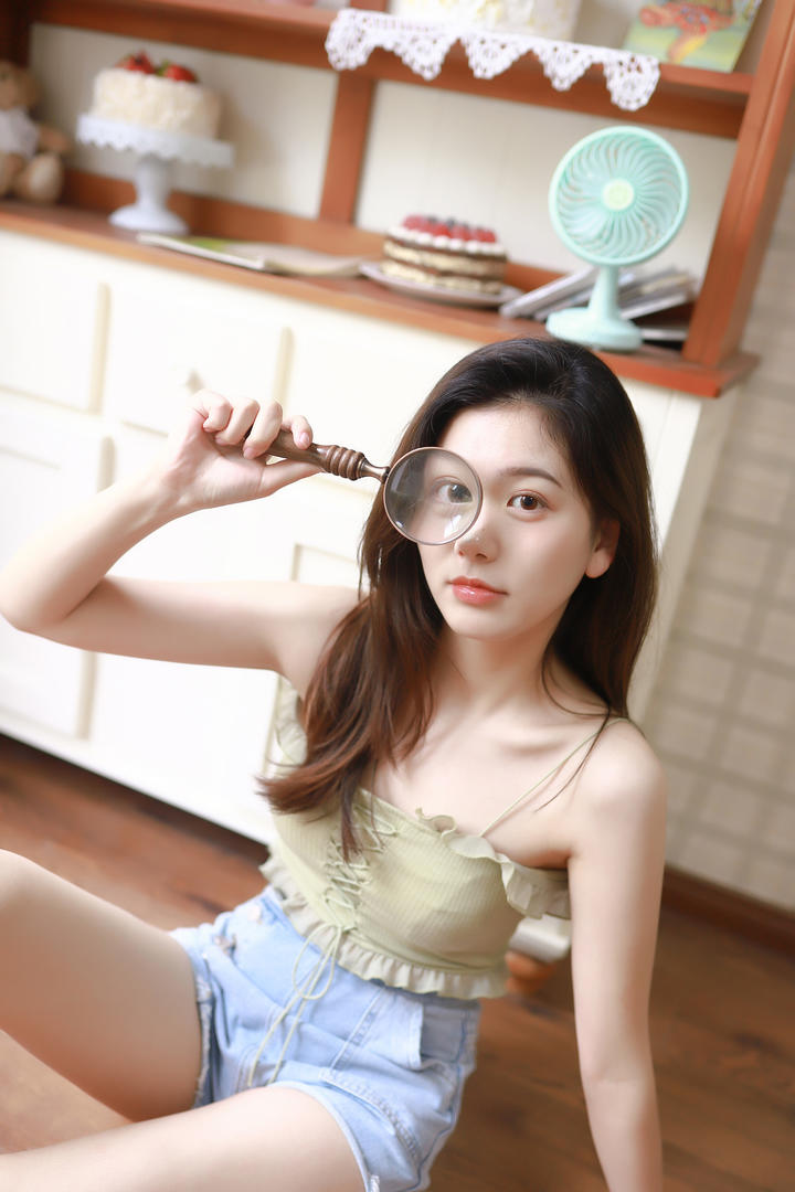 拿着放大镜的日韩可爱甜美少女图片