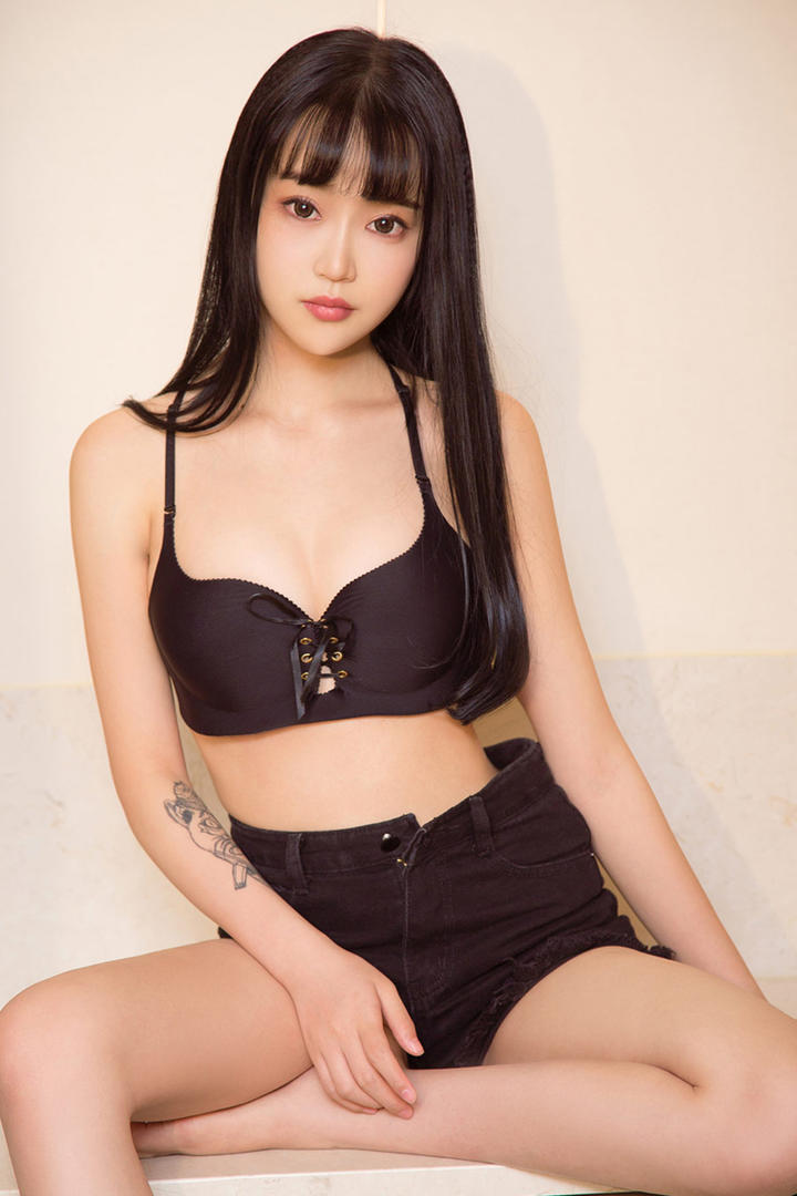 穿着黑色内衣的性感美女林雨萌图片