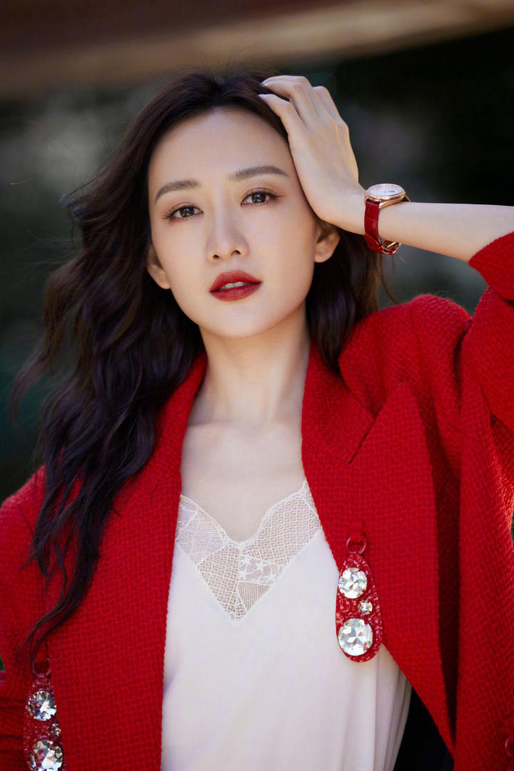 美女明星王鸥红色外套户外气质美女131写真图片