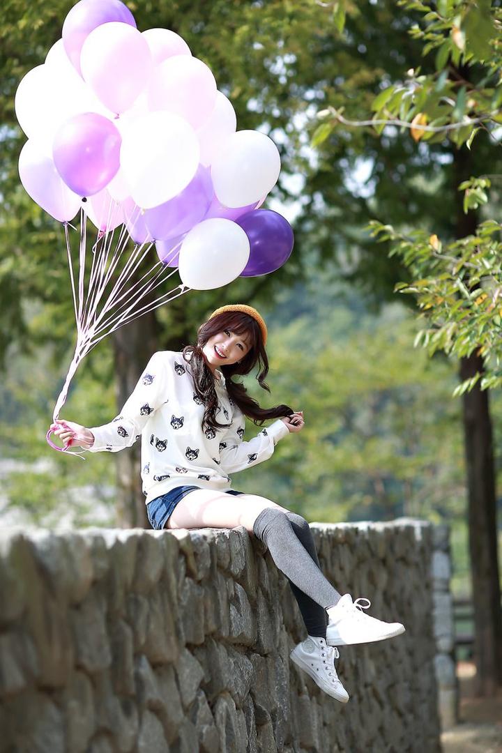 坐在墙上的韩国高清美女明星李恩慧写真