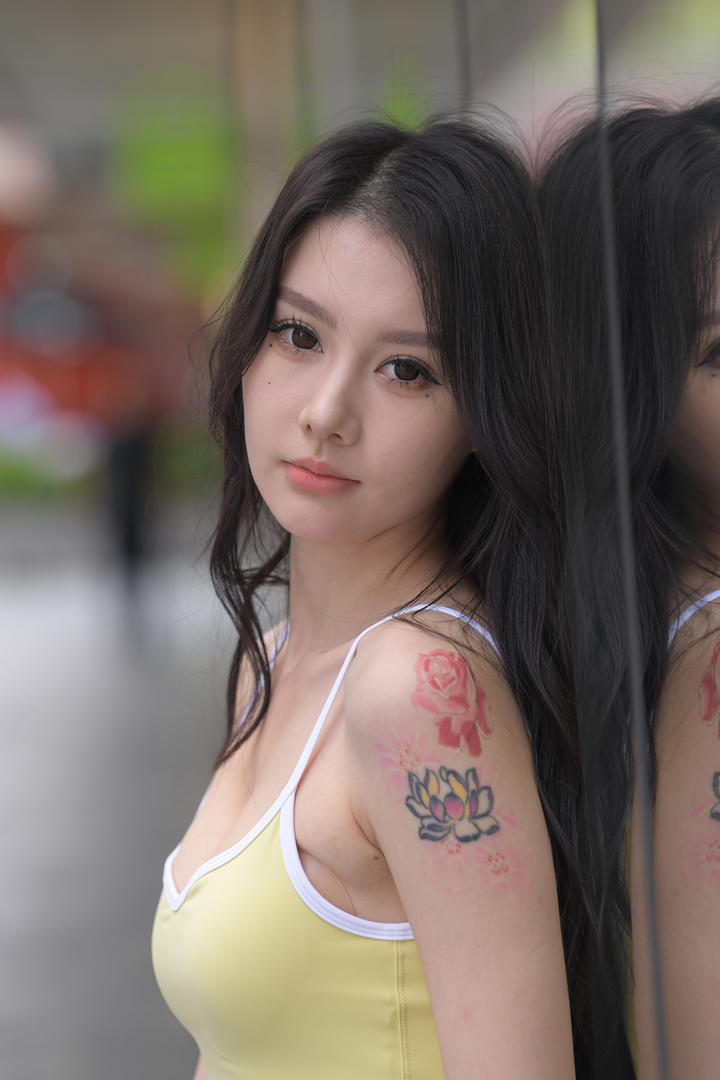 街拍美女花臂美女高清壁纸图片