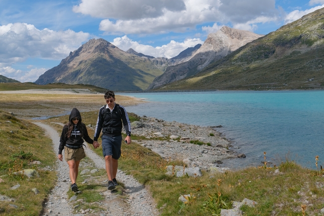 户外山水湖泊徒步旅行情侣图片