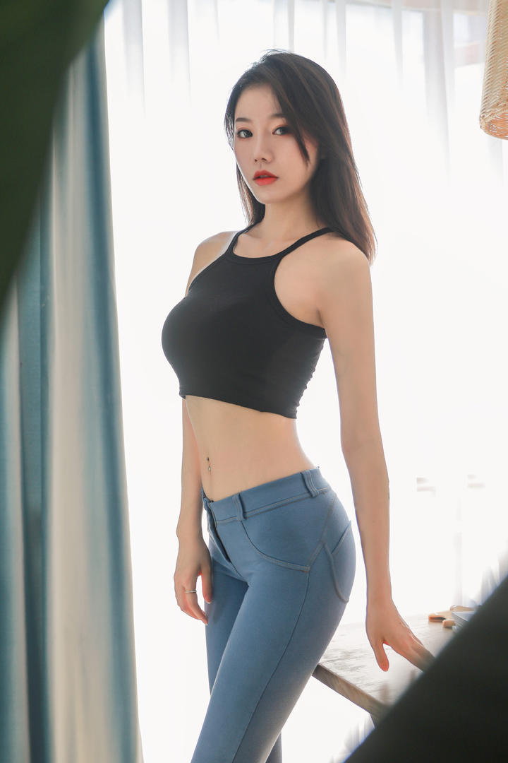 前凸后翘的极品性感美女写真图片