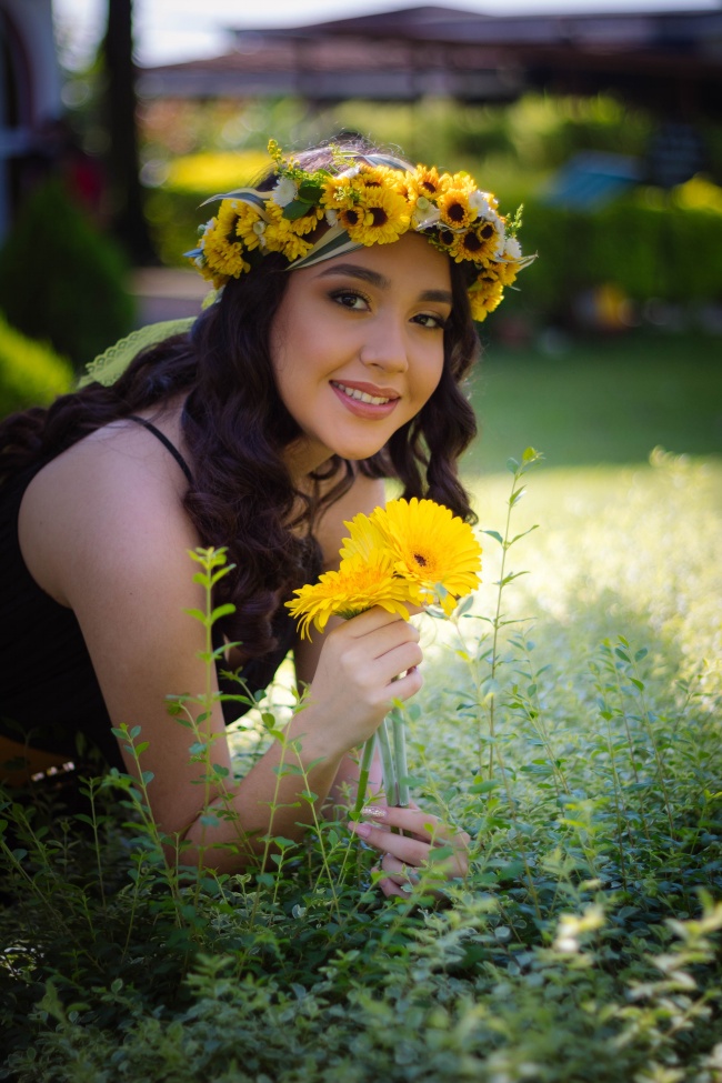 娇羞花环美女写真图片