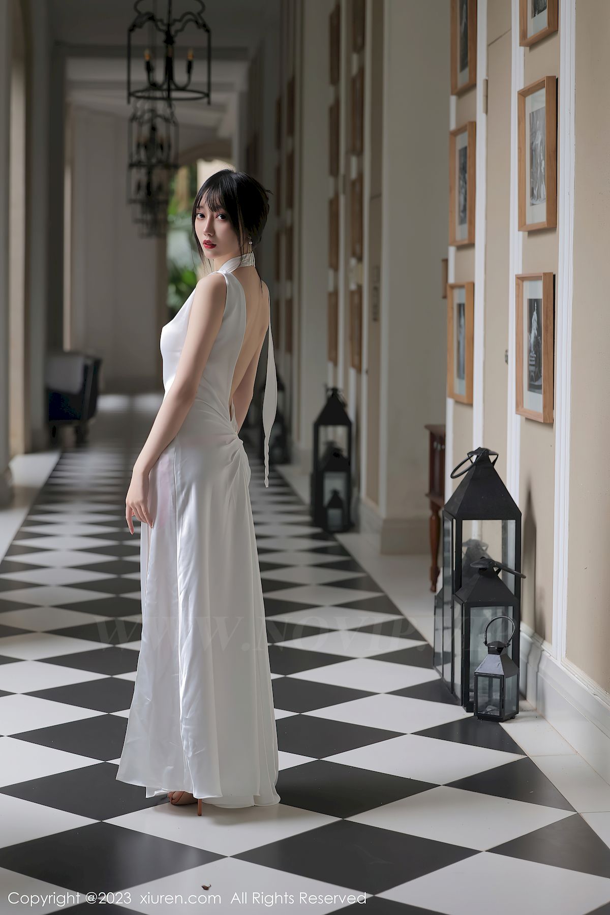 秀人网美女模特玥儿玥er白色长礼裙妩媚姿态万宁旅拍