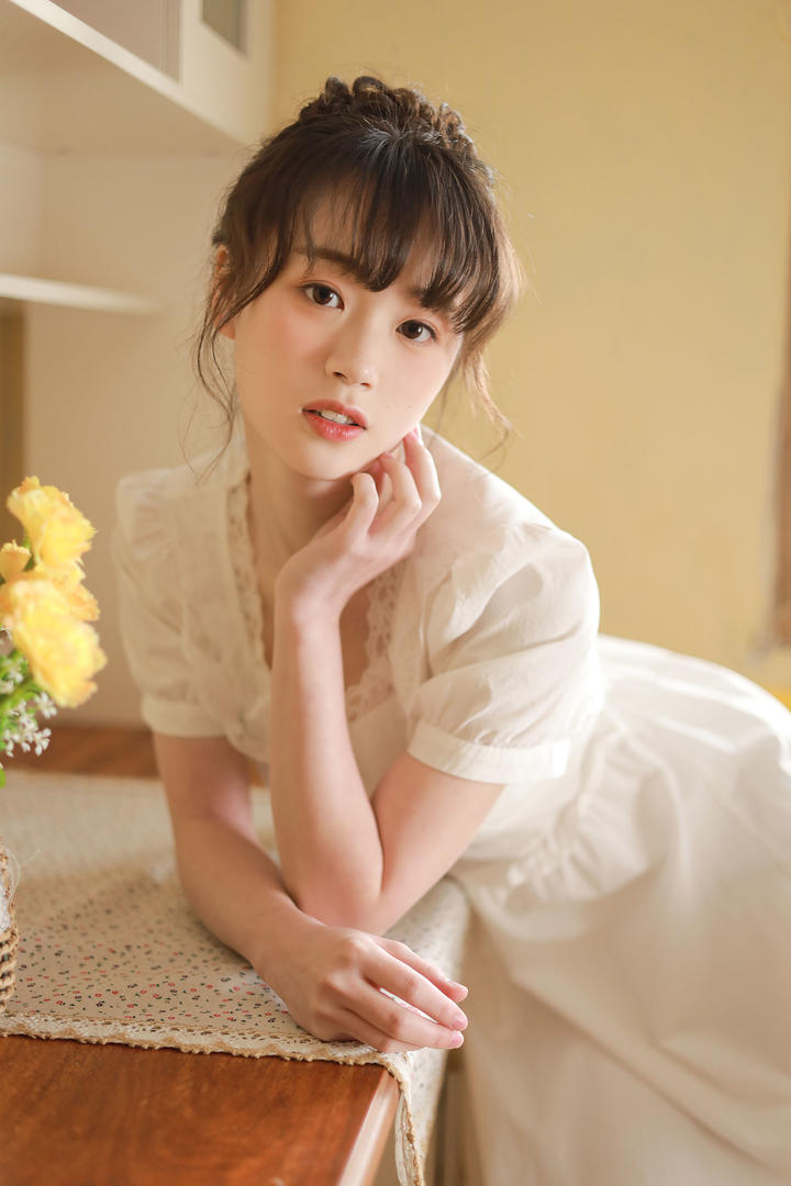 白皙养眼的甜美女孩柚子女生头像图片