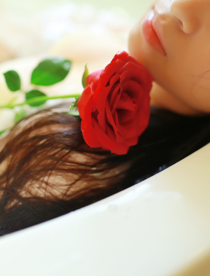 人如娇花浴室诱惑