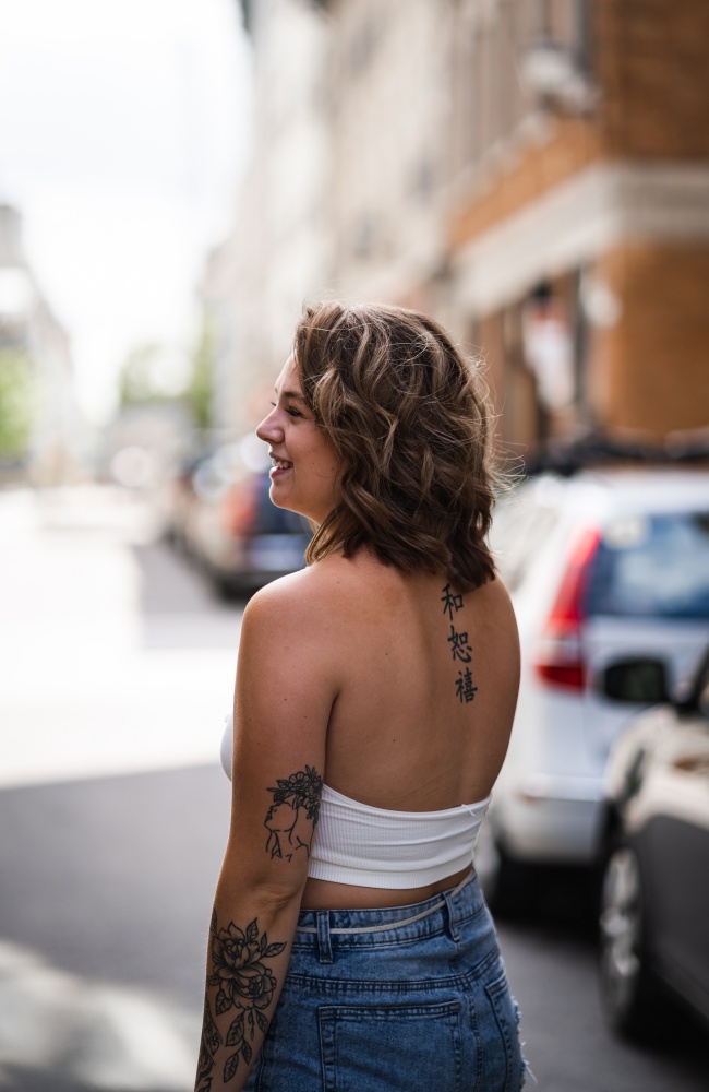 手臂和背部纹身的美女图片