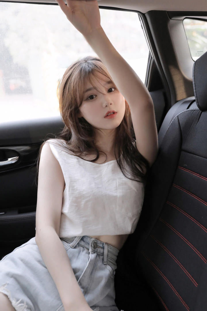 车上的清纯白嫩软妹子写真图片