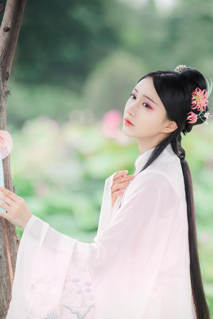 温柔恬静的古风美女高清艺术写真图片