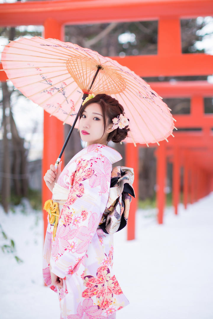 撑着伞的高清日本和服美女摄影图片