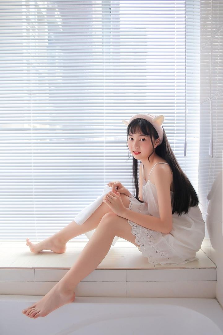穿吊带睡衣的清纯少女唯美写真图片
