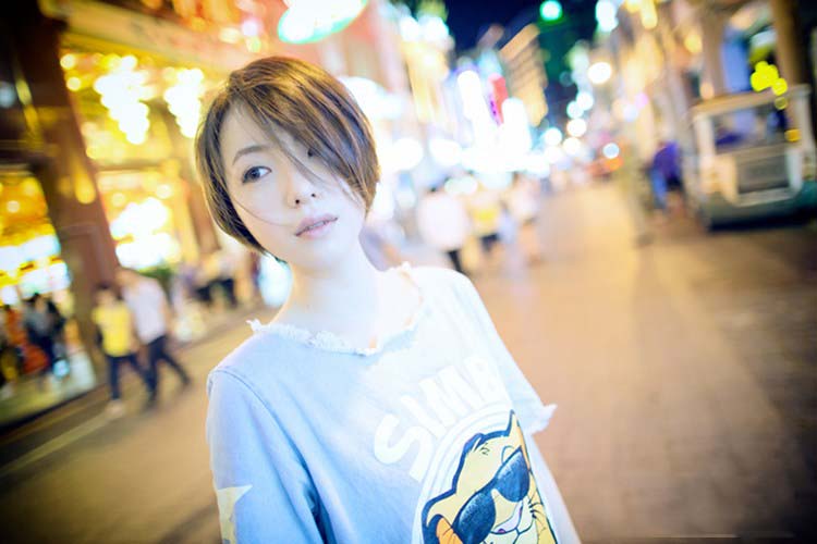 沉静在夏日夜晚下迷人的你