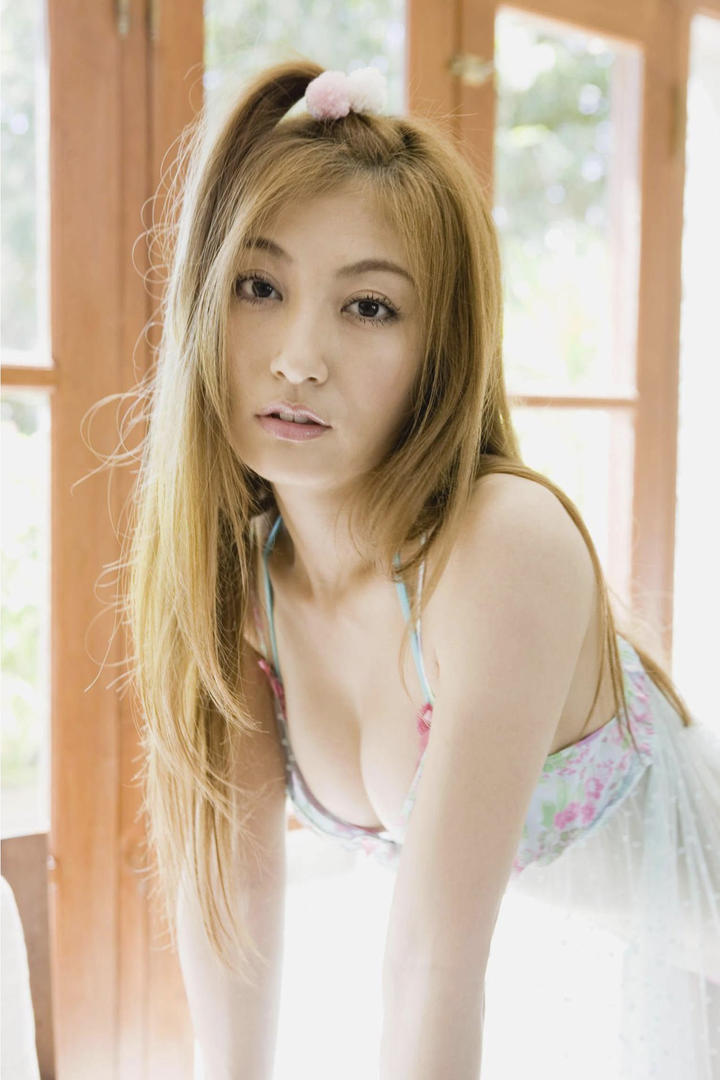 穿吊带低胸睡衣的日本女性人体写真图片