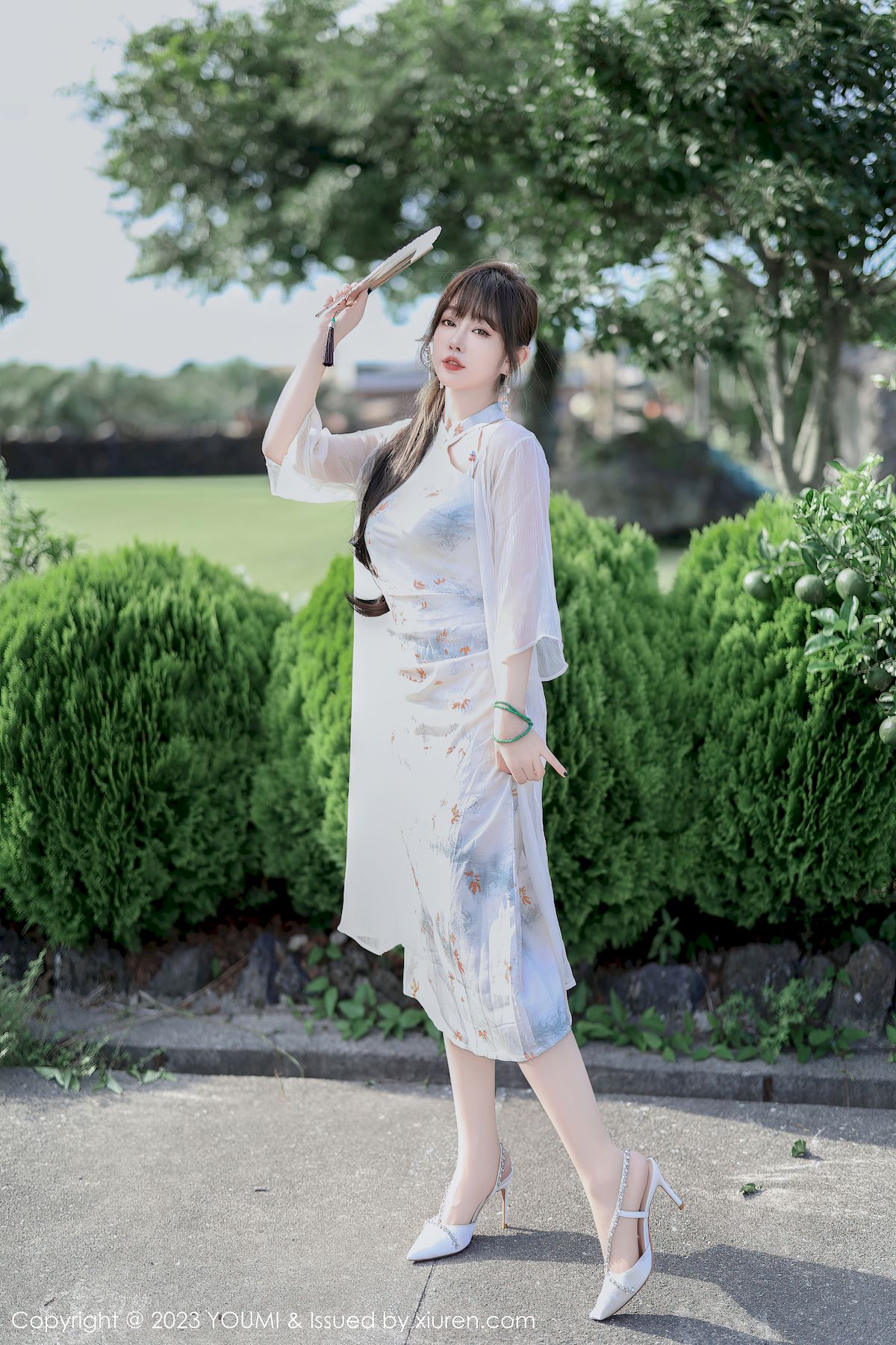 尤蜜荟性感女神王雨纯长款旗袍搭配原色赛维济州岛旅拍