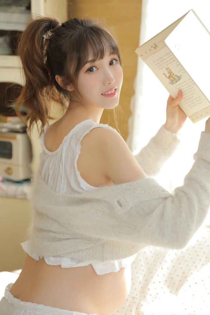 看书的清纯美女孕妇写真图片