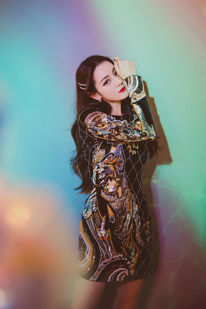 高清超短裙美女明星迪丽热巴写真图片