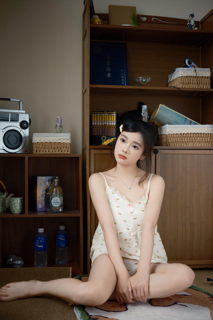 穿着睡衣的可爱女生高清美女壁纸图片