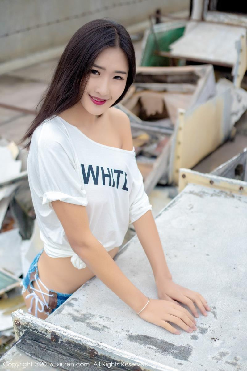 秀人网新人模特周琰琳LIN红颜朱唇天台拍摄首套写真